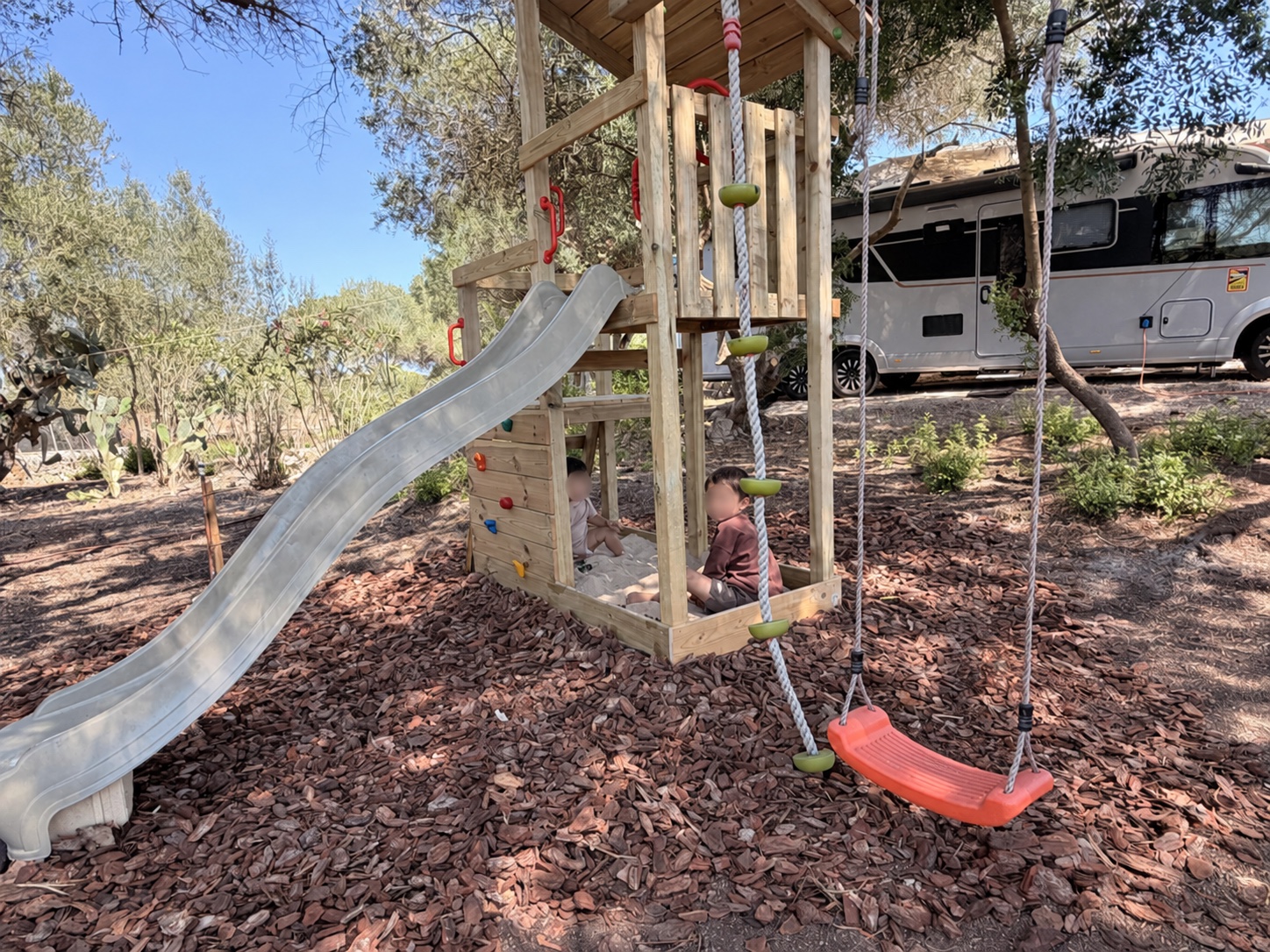 Kinderspielplatz zwischen den Bäumen der Finca
